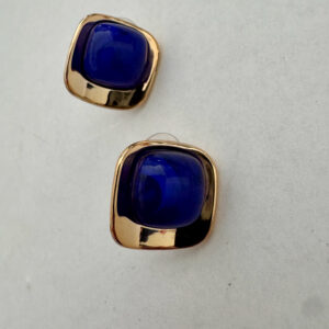 Mooie goudkleurige oorbellen met donkerblauwe steen