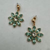 Mooie goudkleurige oorbellen met turquoise bloem