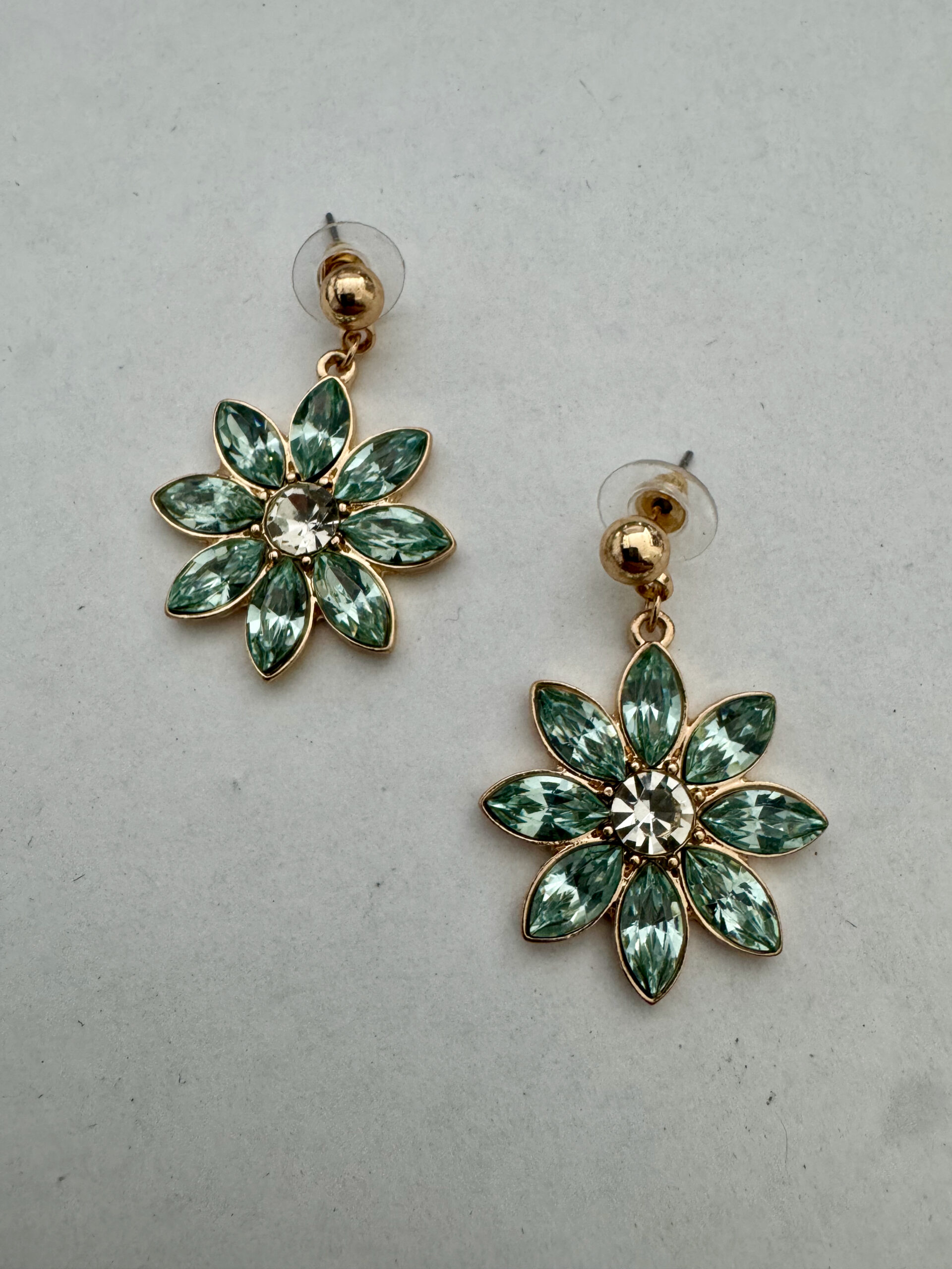 Mooie goudkleurige oorbellen met turquoise bloem