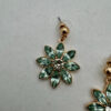 Mooie goudkleurige oorbellen met turquoise bloem