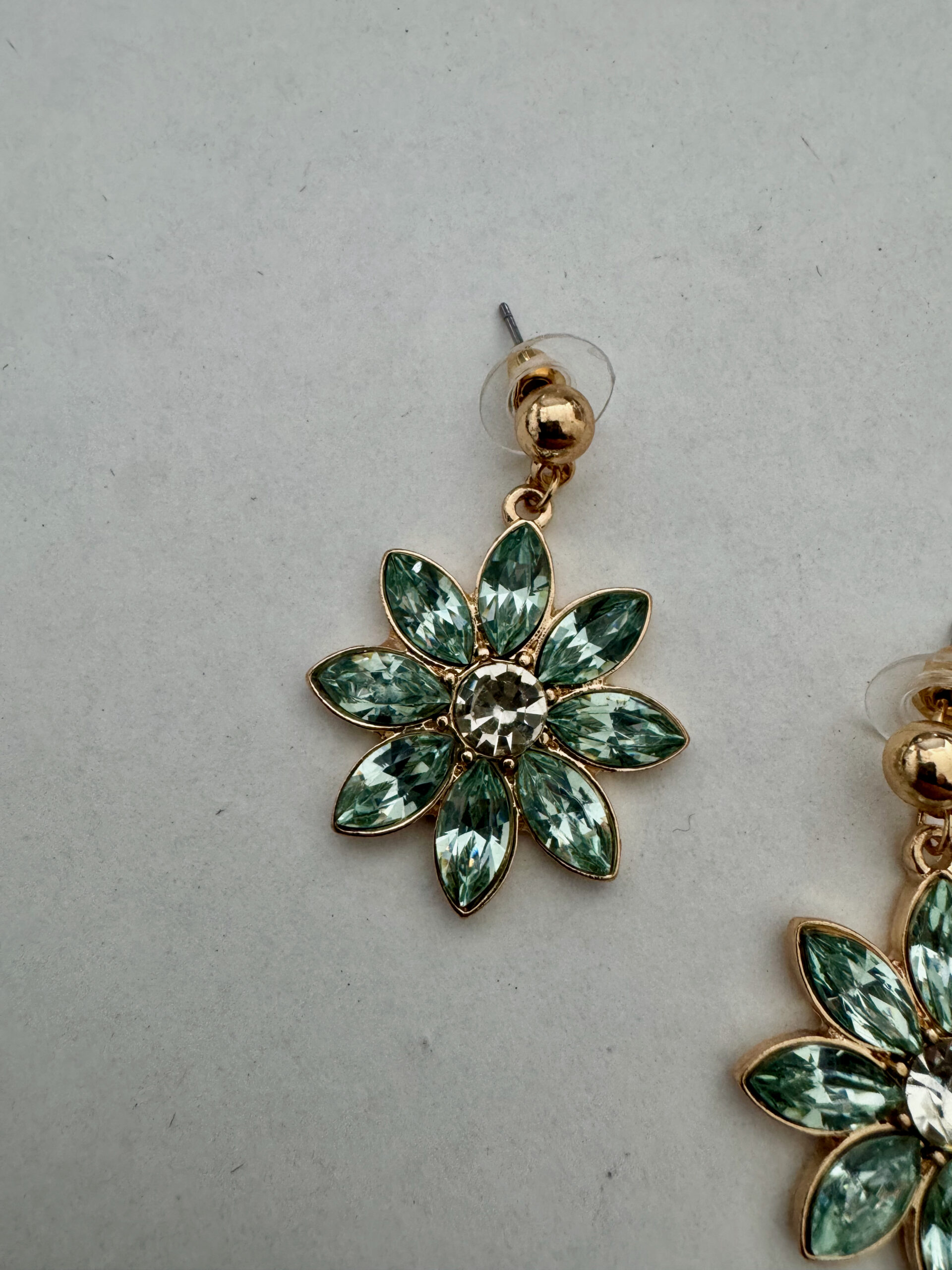 Mooie goudkleurige oorbellen met turquoise bloem