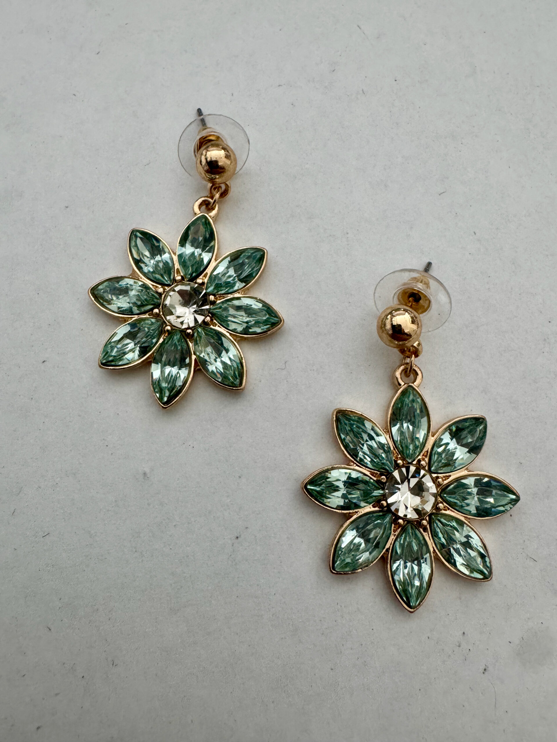 Mooie goudkleurige oorbellen met turquoise bloem