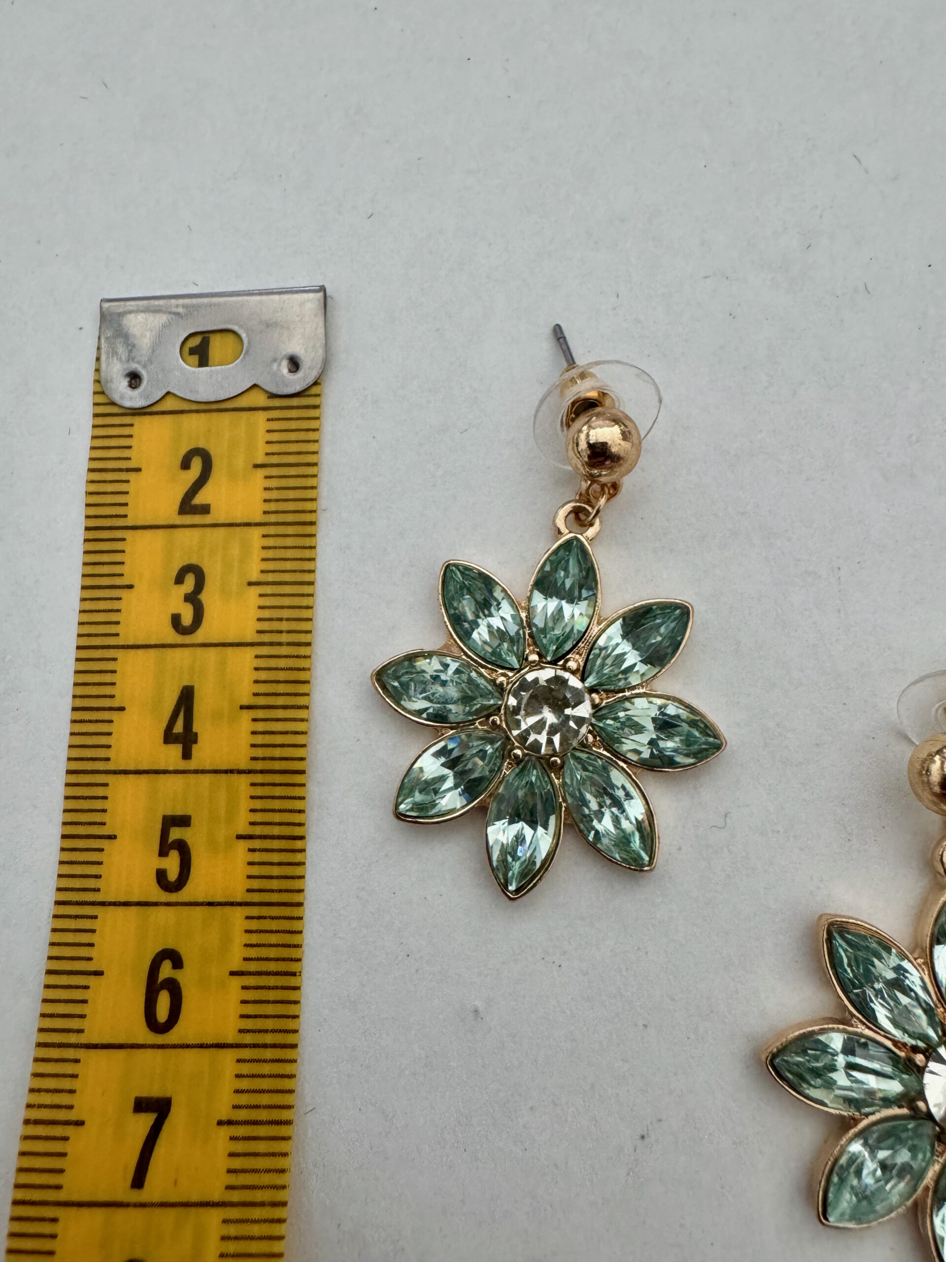 Mooie goudkleurige oorbellen met turquoise bloem