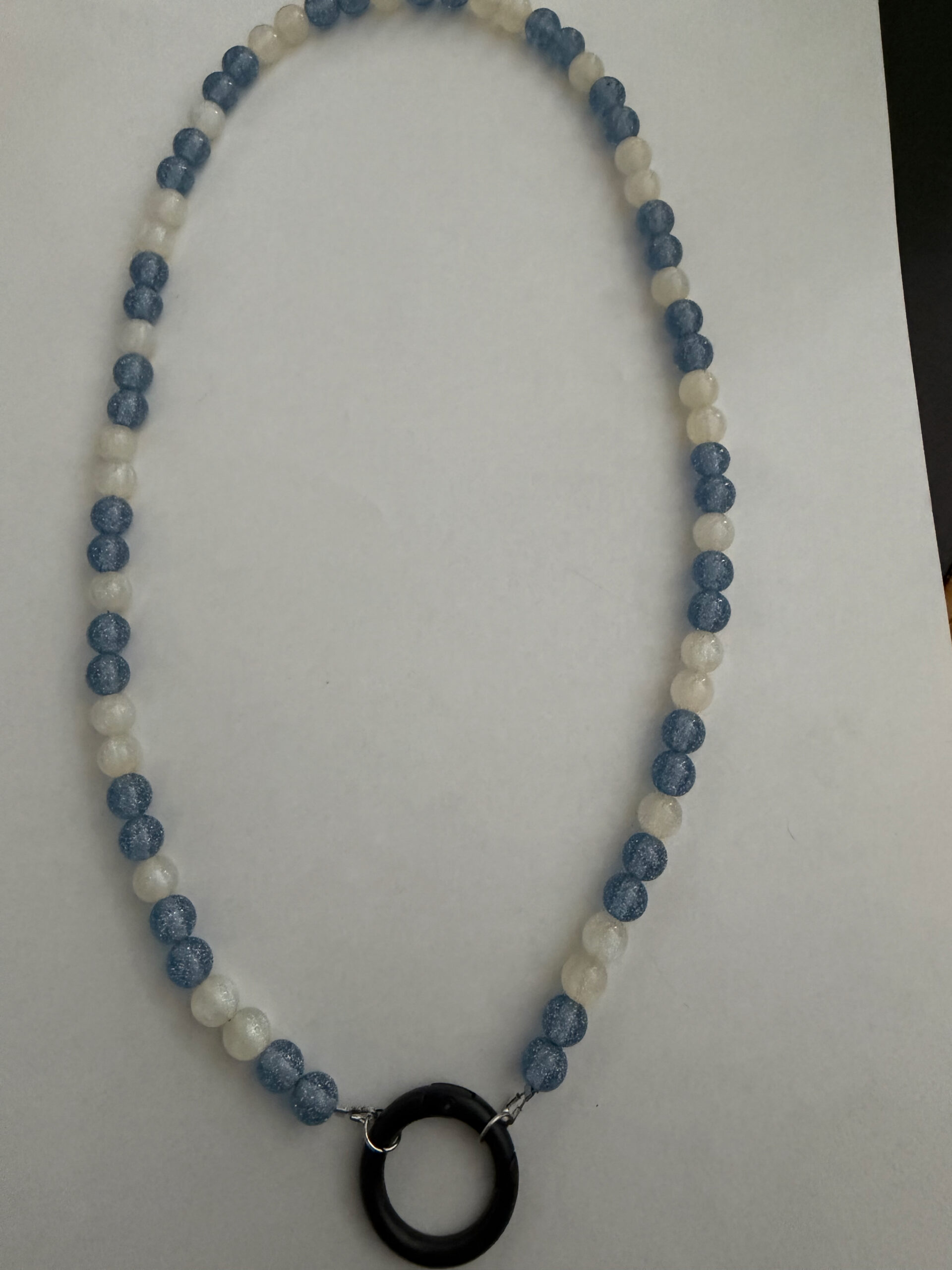 Zonnebrilkoord met ring blauwe en witte kralen met glitter