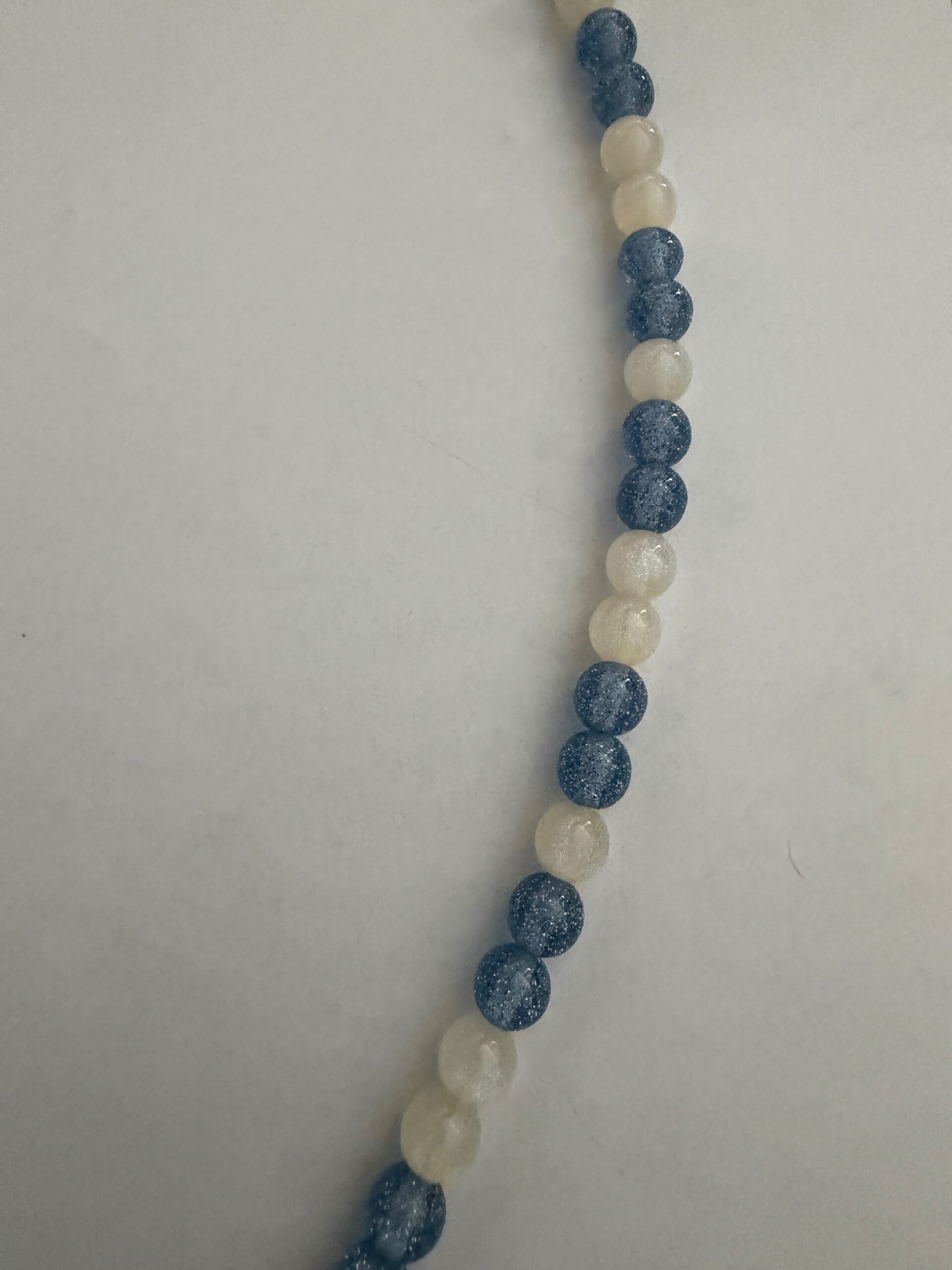 Zonnebrilkoord met ring blauwe en witte kralen met glitter