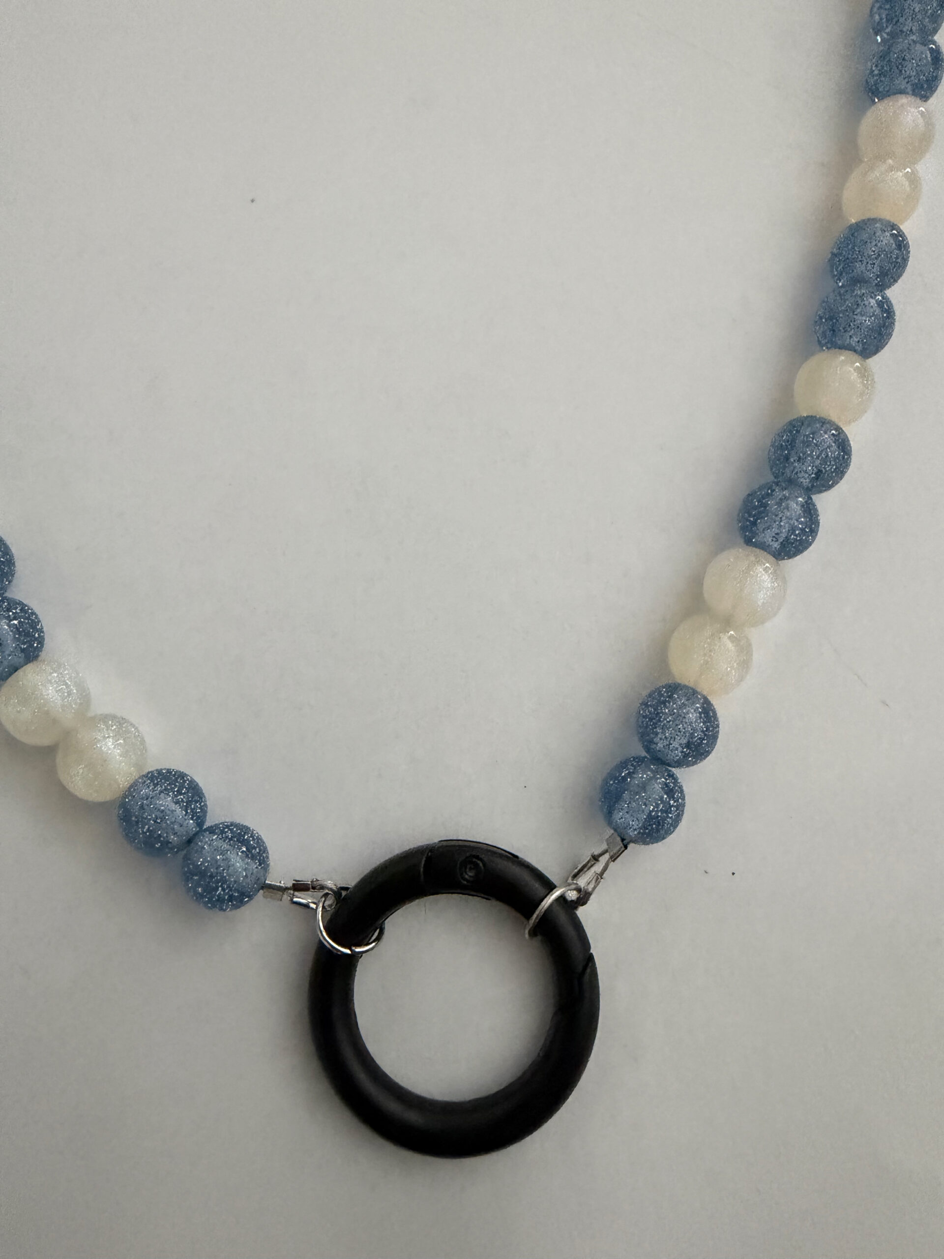 Zonnebrilkoord met ring blauwe en witte kralen met glitter