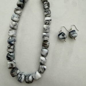 Ketting 3D zwart wit marble met bijpassende oorbellen