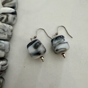 Ketting 3D zwart wit marble met bijpassende oorbellen