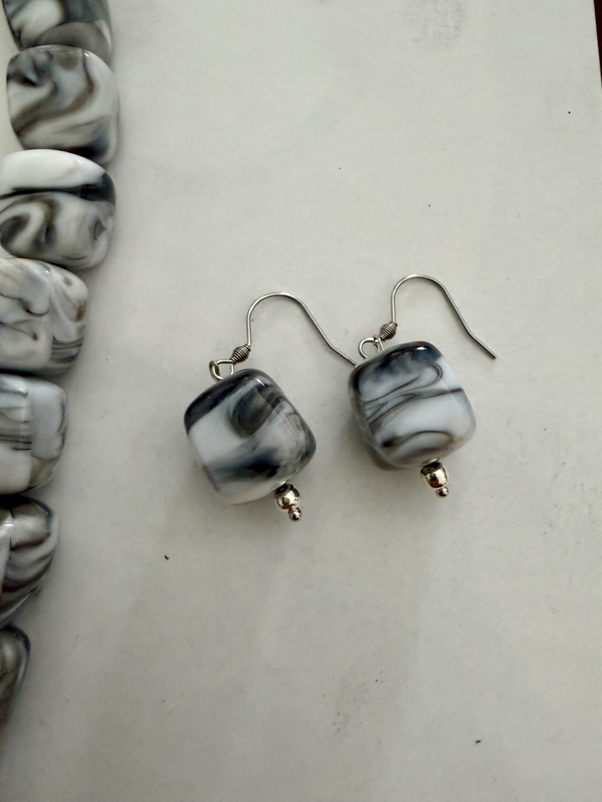 Ketting 3D zwart wit marble met bijpassende oorbellen