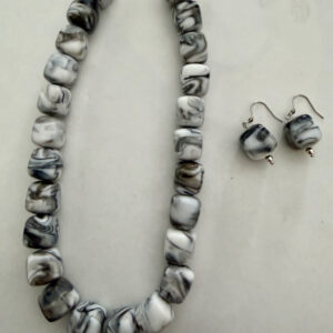 Ketting 3D zwart wit marble met bijpassende oorbellen