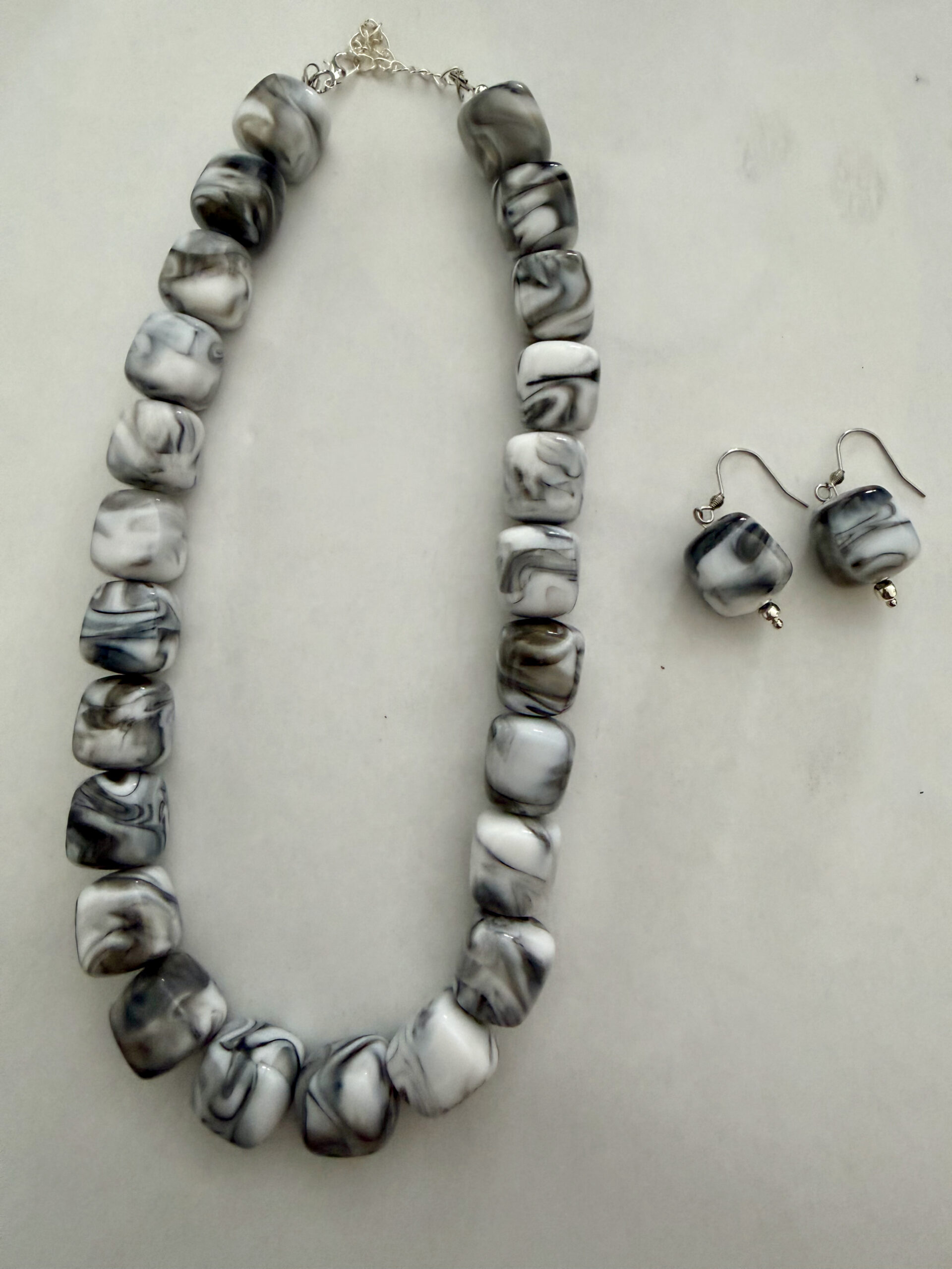 Ketting 3D zwart wit marble met bijpassende oorbellen