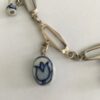 Schakelarmband zwaar verzilverd met delftsblauwe tulpkraaltjes