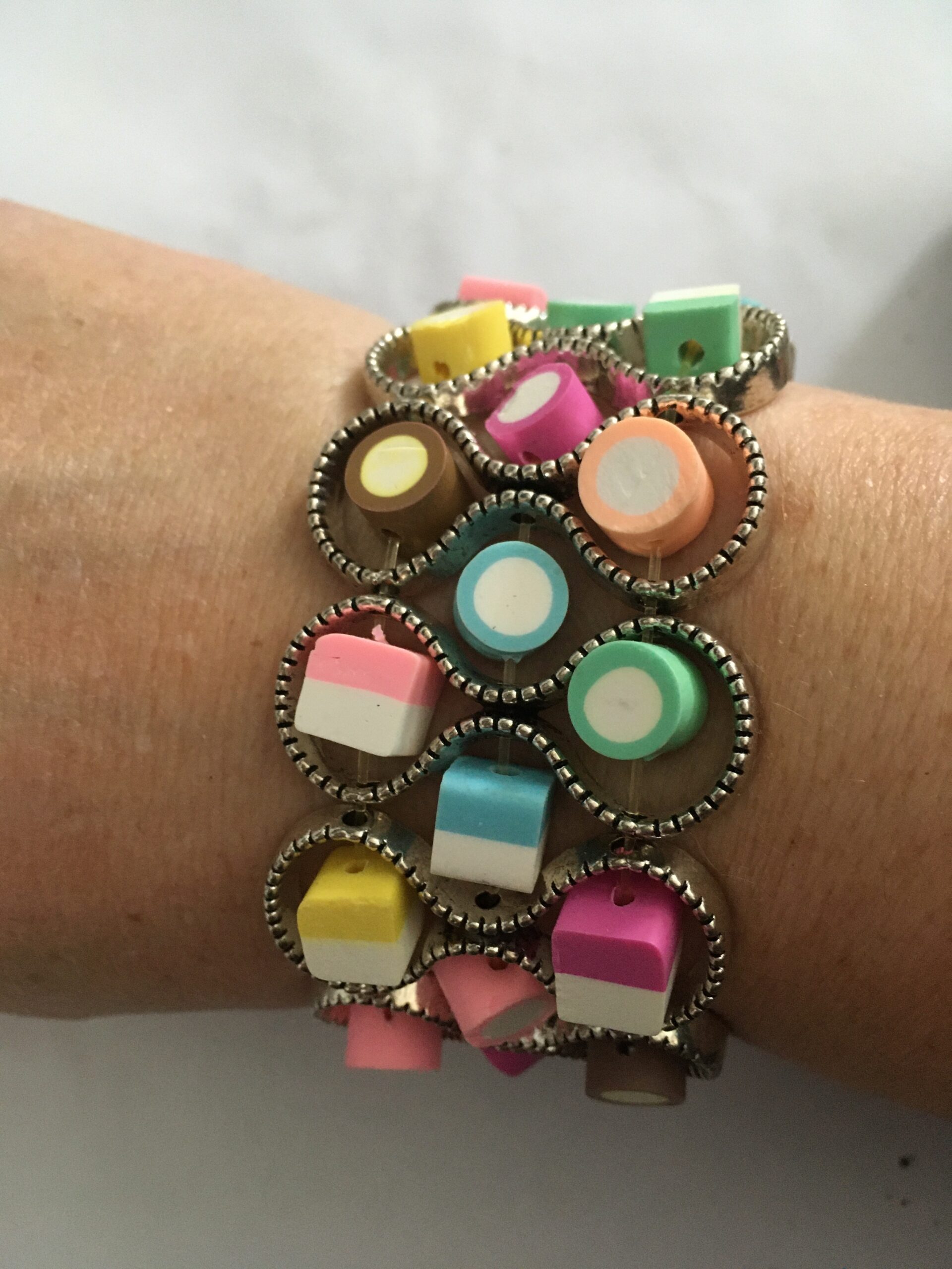Armband infinity met fimoklei snoepjes