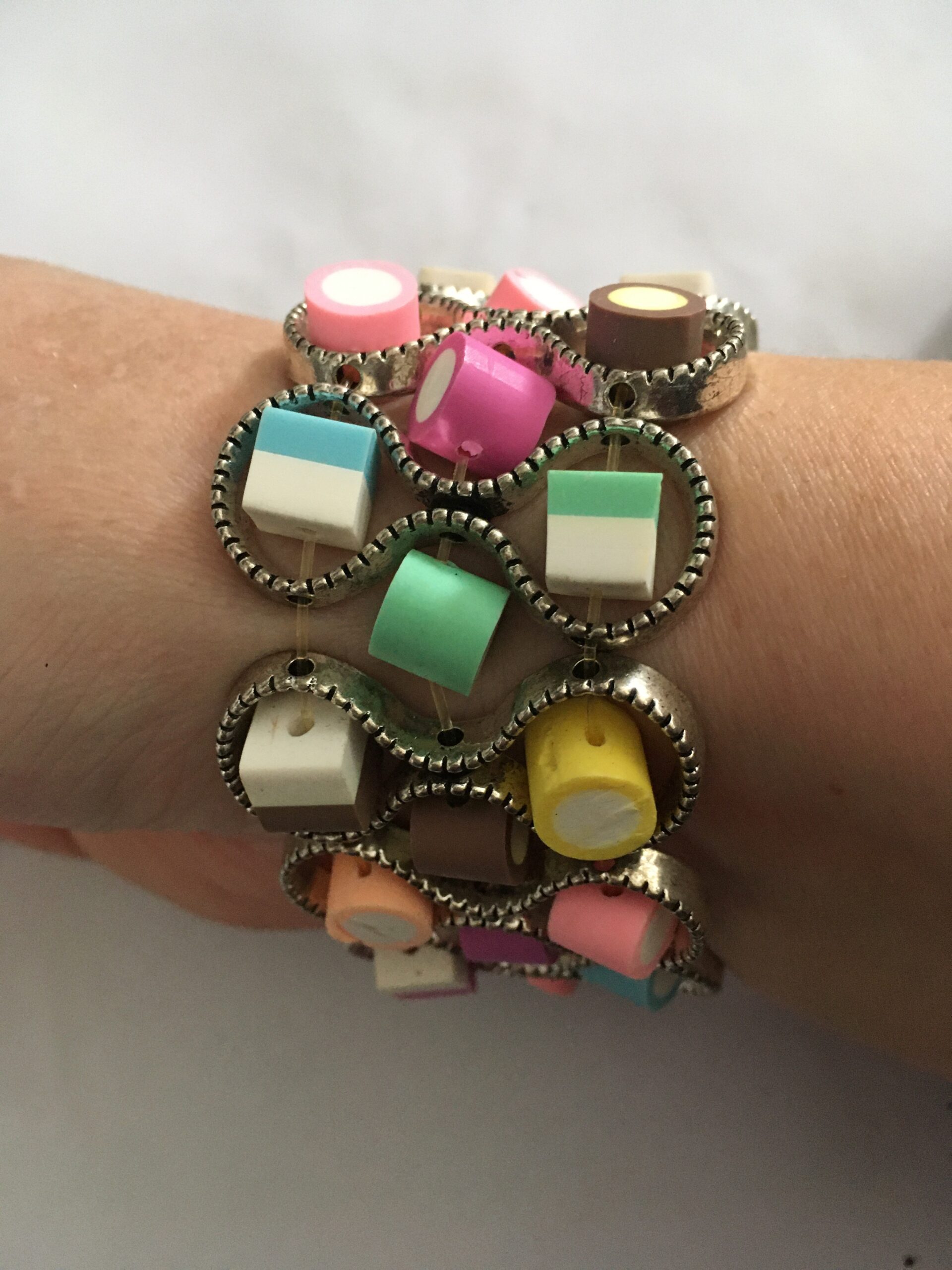 Armband infinity met fimoklei snoepjes