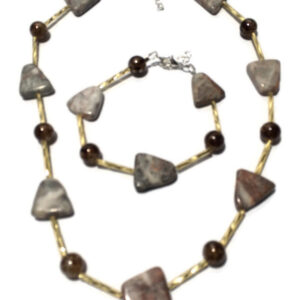 Ketting natuursteen met goudkleurige buisjes en bruine kralen met bijpassende armband