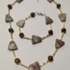 Ketting natuursteen met goudkleurige buisjes en bruine kralen met bijpassende armband