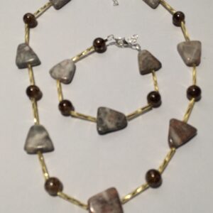 Ketting natuursteen met goudkleurige buisjes en bruine kralen met bijpassende armband