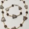 Ketting natuursteen met goudkleurige buisjes en bruine kralen met bijpassende armband